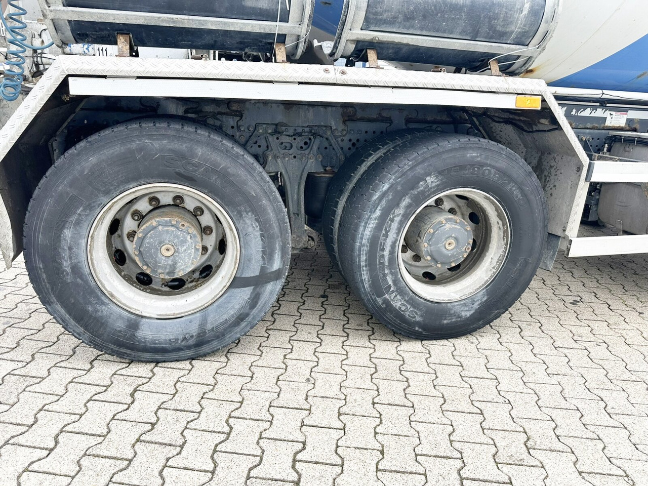 Mercedes-Benz Arocs 3251 8x4/4 Arocs 3251 8x4/4, Betonmischer Liebherr ca. 9m³ - Concrete mixer truck: picture 3 Mercedes-Benz Arocs 3251 8x4/4 Arocs 3251 8x4/4, Betonmischer Liebherr ca. 9m³ - Concrete mixer truck: picture 3