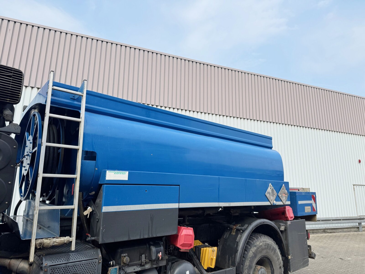 Mercedes-Benz Axor 1829 A 4x4 Axor 1829 A 4x4, Willig Tank ca. 8500l, 2 Kammern - Tank truck: picture 4 Mercedes-Benz Axor 1829 A 4x4 Axor 1829 A 4x4, Willig Tank ca. 8500l, 2 Kammern - Tank truck: picture 4