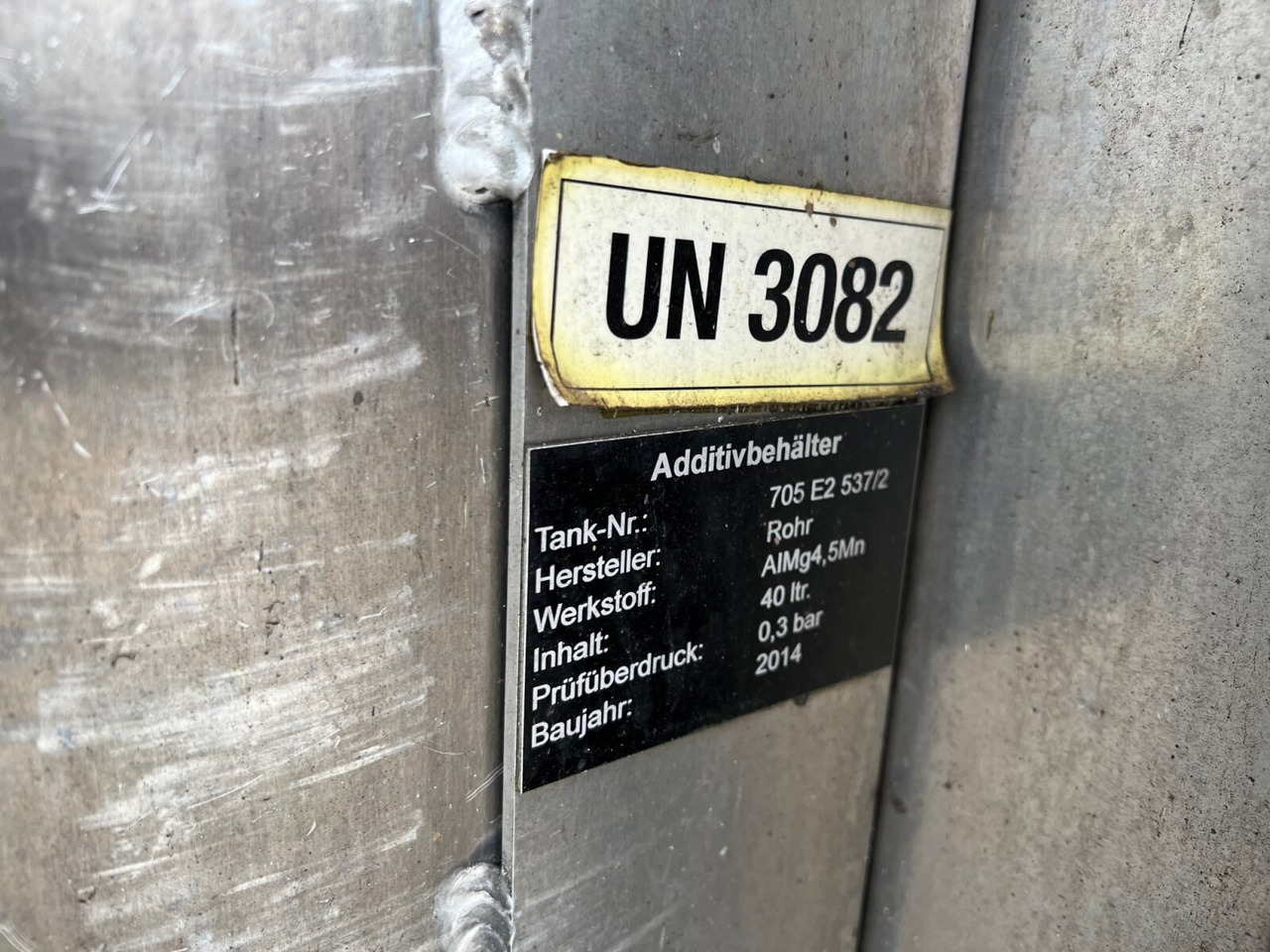 R450 4x2 R450 4x2, Retarder, ADR, Rohr Tank, ca. 14400l - Tank truck: picture 2 R450 4x2 R450 4x2, Retarder, ADR, Rohr Tank, ca. 14400l - Tank truck: picture 2