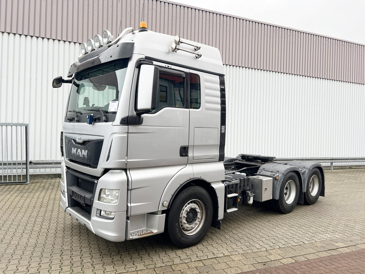 MAN TGX 33.560 6X4 BLS TGX 33.560 6X4 BLS, Intarder, XLX-Fahrerhaus, 120.000kg - Tractor unit: picture 1 MAN TGX 33.560 6X4 BLS TGX 33.560 6X4 BLS, Intarder, XLX-Fahrerhaus, 120.000kg - Tractor unit: picture 1