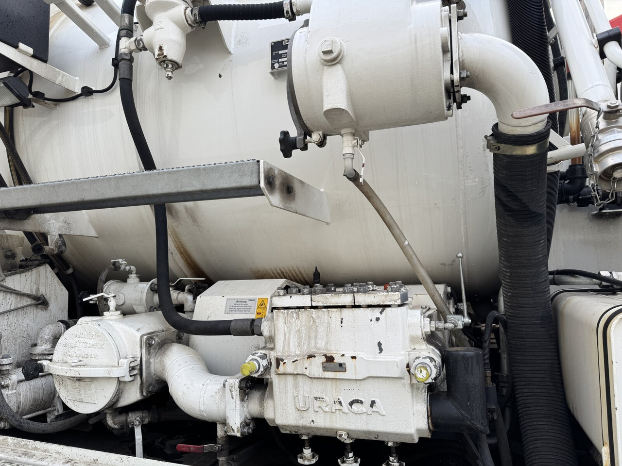 Leasing of Mercedes-Benz Actros 2536 L 6x2 Actros 2536 L 6x2, Müller Saug- und Spülwagen ca. 10,5m³, Lenkachse Mercedes-Benz Actros 2536 L 6x2 Actros 2536 L 6x2, Müller Saug- und Spülwagen ca. 10,5m³, Lenkachse: picture 10 Leasing of Mercedes-Benz Actros 2536 L 6x2 Actros 2536 L 6x2, Müller Saug- und Spülwagen ca. 10,5m³, Lenkachse Mercedes-Benz Actros 2536 L 6x2 Actros 2536 L 6x2, Müller Saug- und Spülwagen ca. 10,5m³, Lenkachse: picture 10