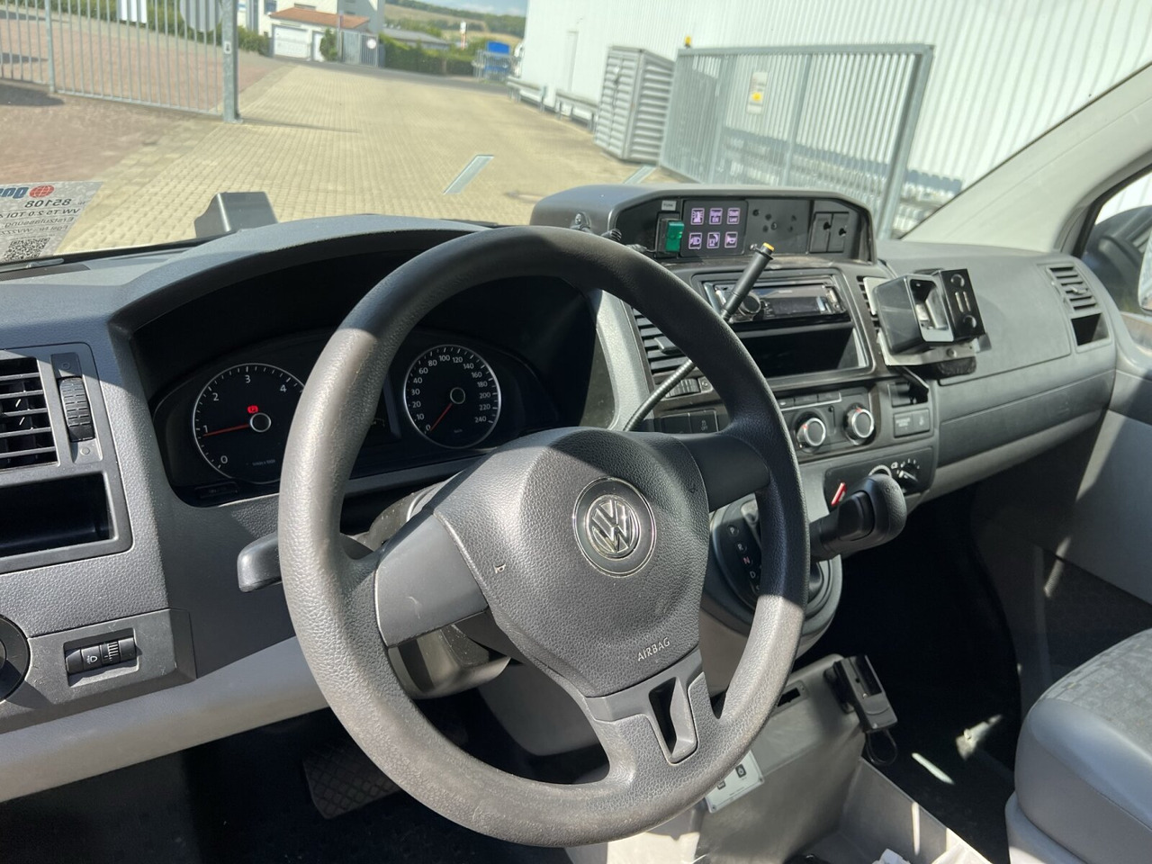 Volkswagen T5 2.0 TDI 4x2 T5 2.0 TDI 4x2, Krankenwagen - Ambulance: picture 4 Volkswagen T5 2.0 TDI 4x2 T5 2.0 TDI 4x2, Krankenwagen - Ambulance: picture 4
