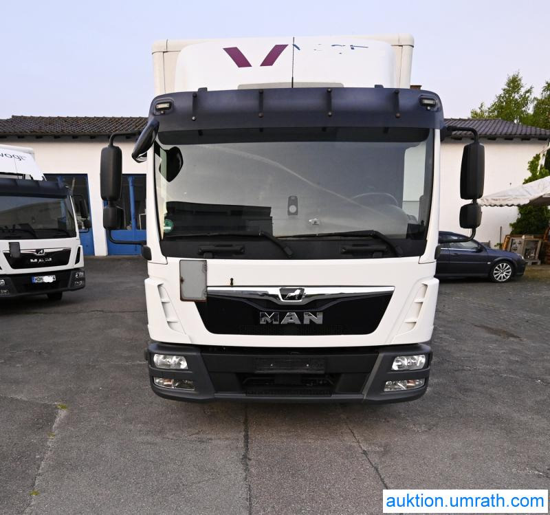 MAN MAN TGL 12.250 4x2 L/BL Koffer Ladebordwand Klimaautomatik NAVI Luftfederung Automatikgetriebe EURO 6 - Box truck: picture 3 MAN MAN TGL 12.250 4x2 L/BL Koffer Ladebordwand Klimaautomatik NAVI Luftfederung Automatikgetriebe EURO 6 - Box truck: picture 3
