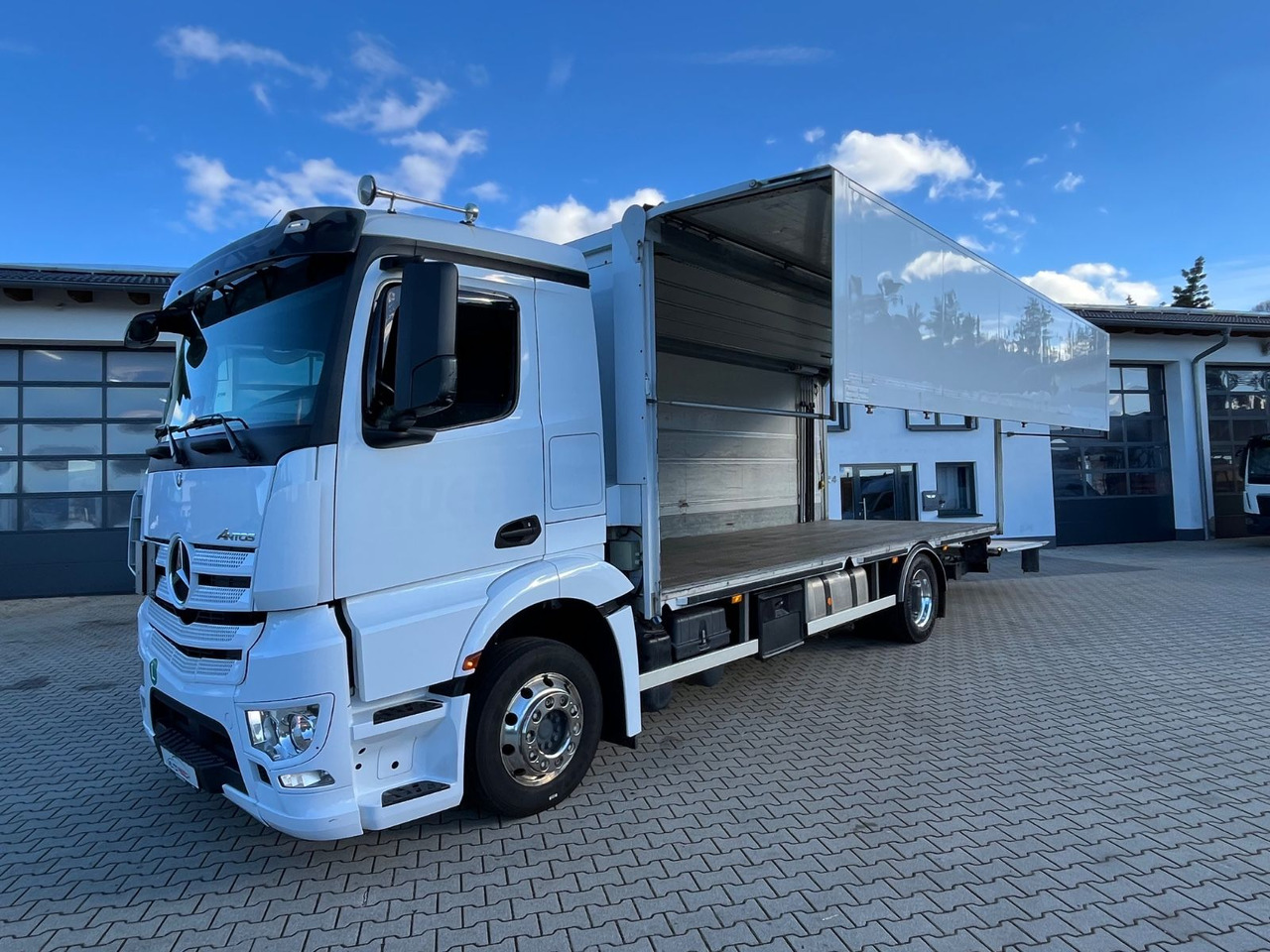 Mercedes-Benz Antos 1836 Klappwand Getränkekoffer beheizt - Beverage truck: picture 2 Mercedes-Benz Antos 1836 Klappwand Getränkekoffer beheizt - Beverage truck: picture 2