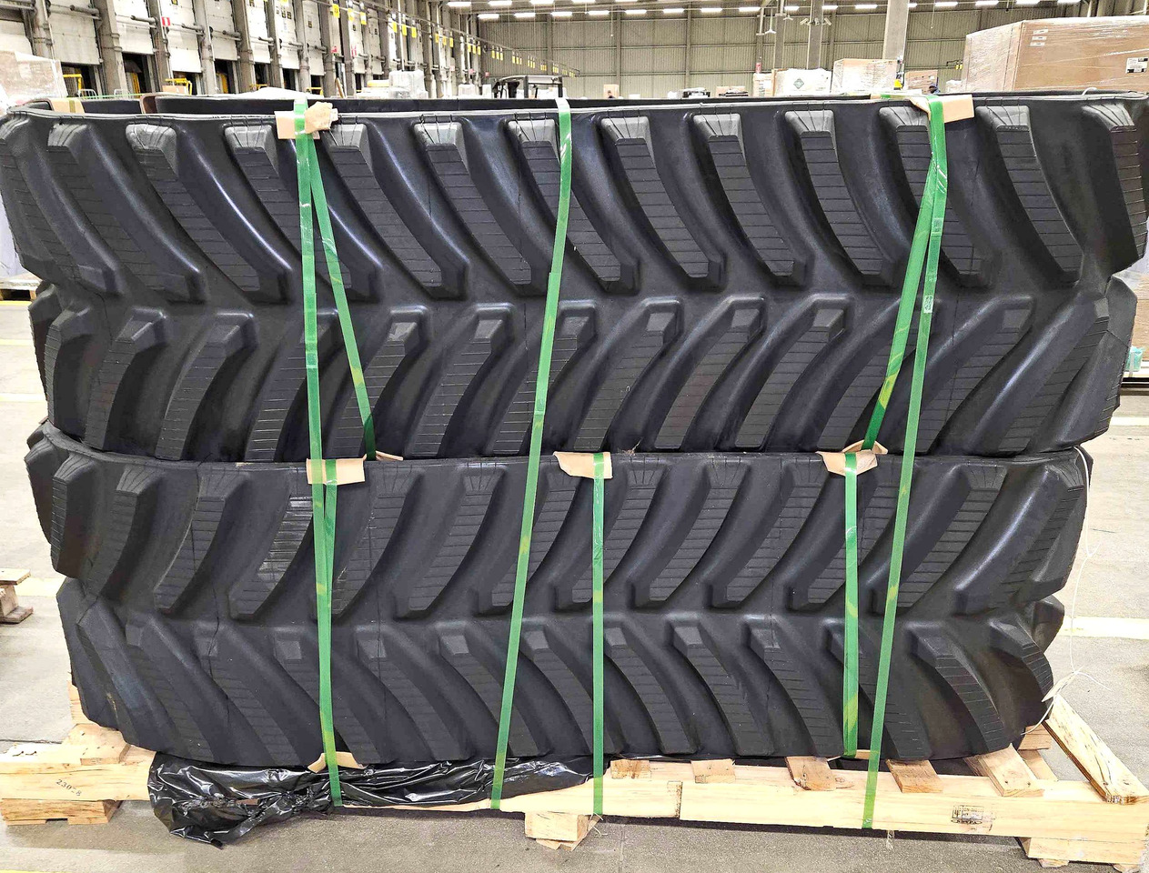 Rubber track for CNH and NH Combine 24" and 28.5" - Track for Combine harvester: picture 4 Rubber track for CNH and NH Combine 24" and 28.5" - Track for Combine harvester: picture 4
