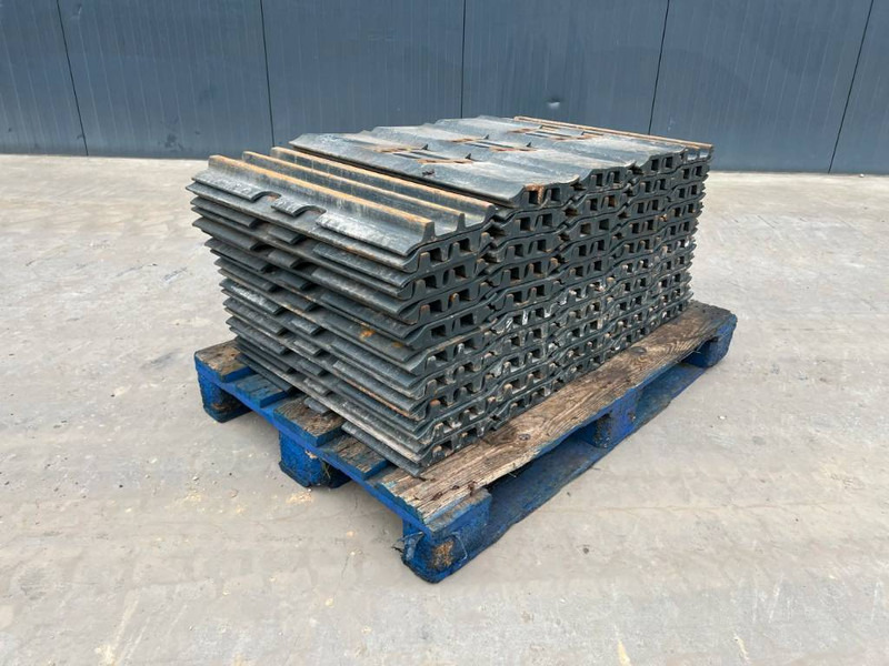 Hyundai R210 / R215 / R220 Shoes 3 Grouser 600mm - Frame/ Chassis for Construction machinery: picture 1 Hyundai R210 / R215 / R220 Shoes 3 Grouser 600mm - Frame/ Chassis for Construction machinery: picture 1