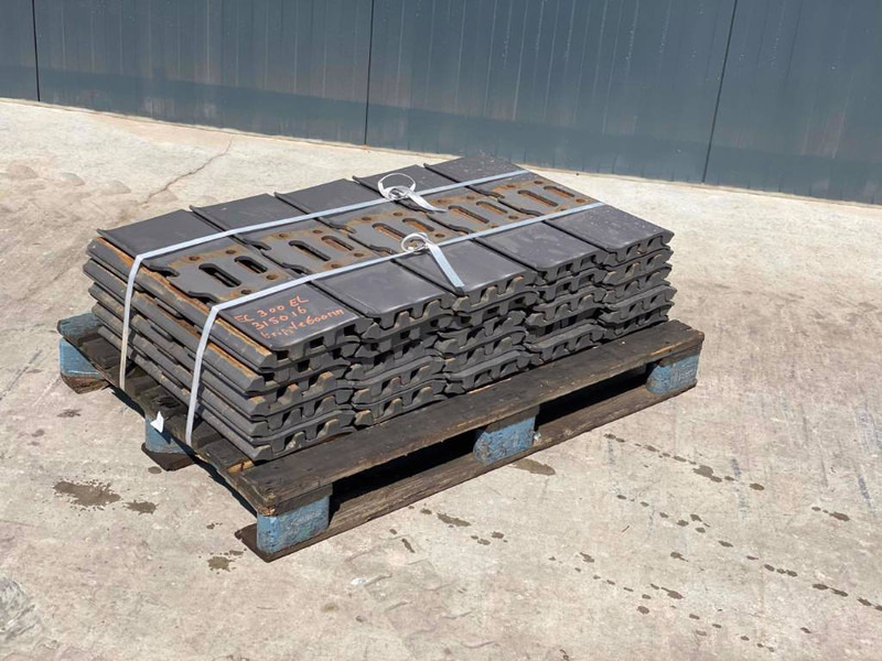 JCB JS240 / JS260 / JS300 Shoes/Pads - Frame/ Chassis for Construction machinery: picture 3 JCB JS240 / JS260 / JS300 Shoes/Pads - Frame/ Chassis for Construction machinery: picture 3