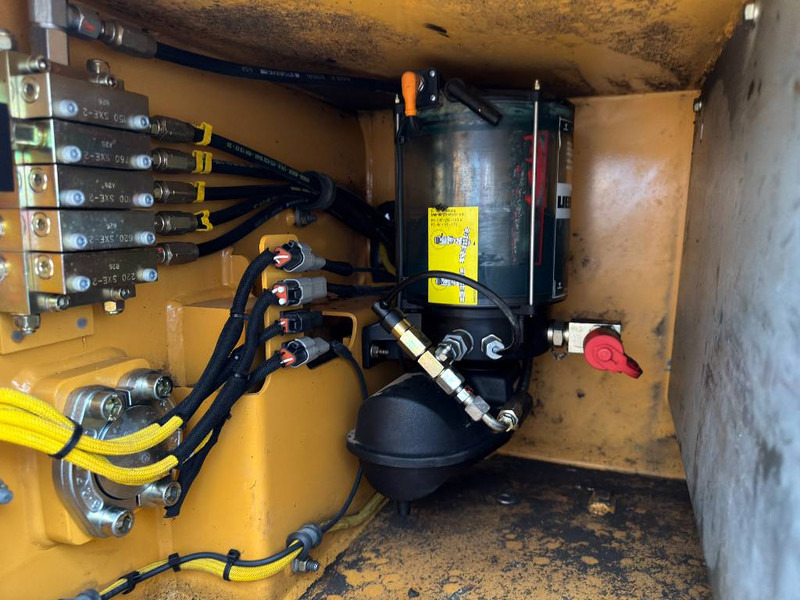 Crawler excavator Liebherr R922 SLC: picture 18