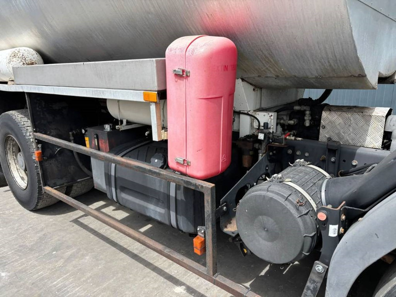 Asphalt distributor for transportation of bitumen Renault Rincheval - 9.000 Liter: picture 19 Asphalt distributor for transportation of bitumen Renault Rincheval - 9.000 Liter: picture 19