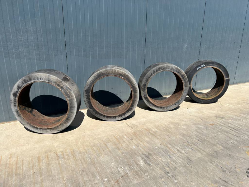 Solideal 660/250 x 480 Solid Tyres - Wheels and tires for Construction machinery: picture 1 Solideal 660/250 x 480 Solid Tyres - Wheels and tires for Construction machinery: picture 1