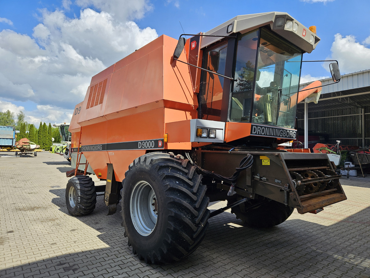 Dronningborg D9000 - Combine harvester: picture 1 Dronningborg D9000 - Combine harvester: picture 1