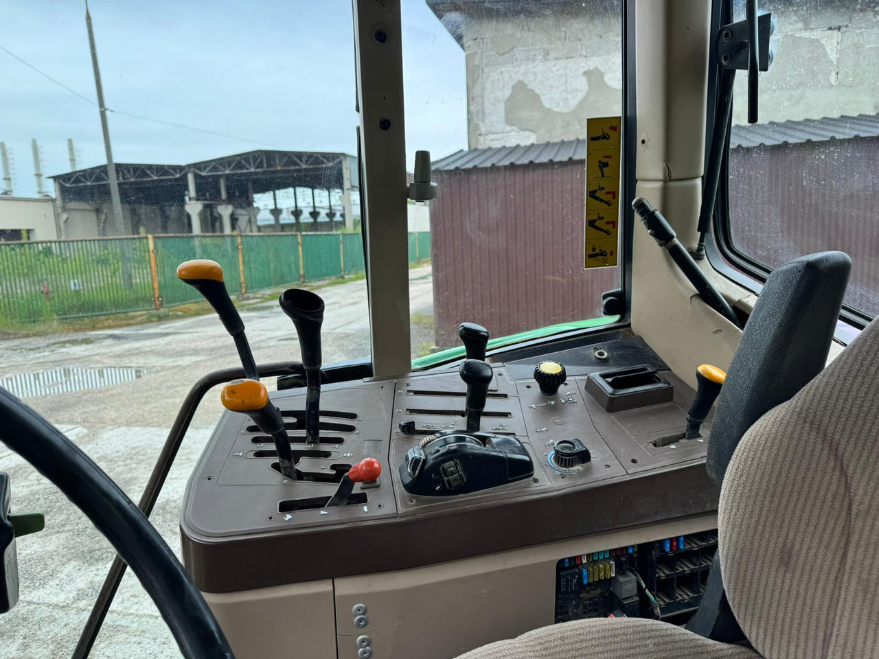 JOHN DEERE 6110 - Farm tractor: picture 4 JOHN DEERE 6110 - Farm tractor: picture 4