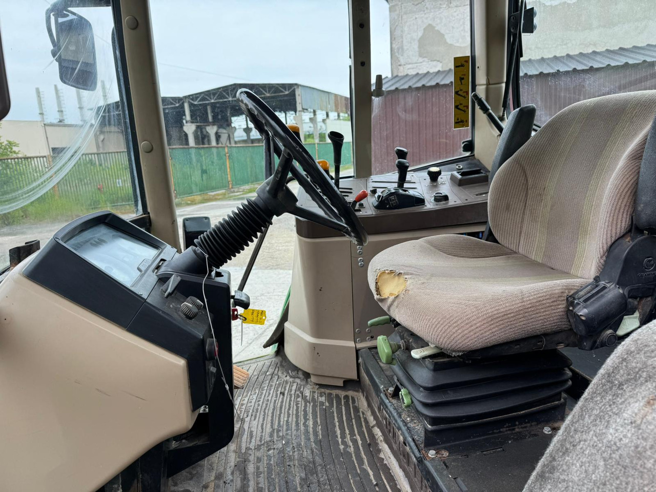 JOHN DEERE 6110 - Farm tractor: picture 3 JOHN DEERE 6110 - Farm tractor: picture 3