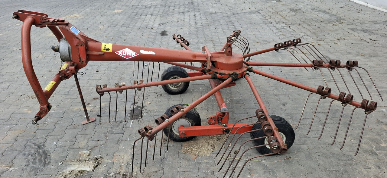KUHN GA 300 GM - Tedder/ Rake: picture 2 KUHN GA 300 GM - Tedder/ Rake: picture 2