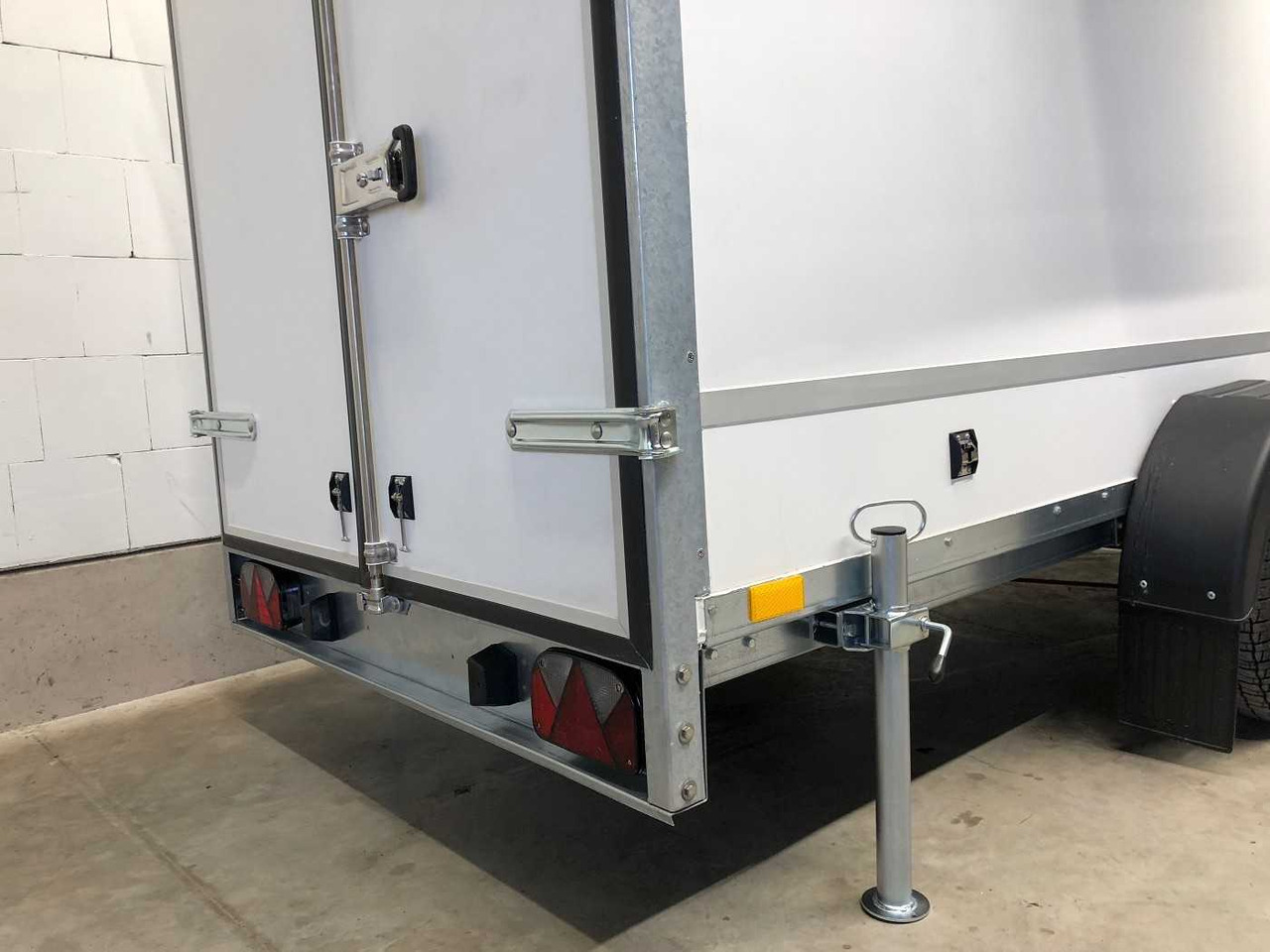 New Closed box trailer BLYSS F1330HD Seitentür,Fenster,Aero Kofferanhänger: picture 17