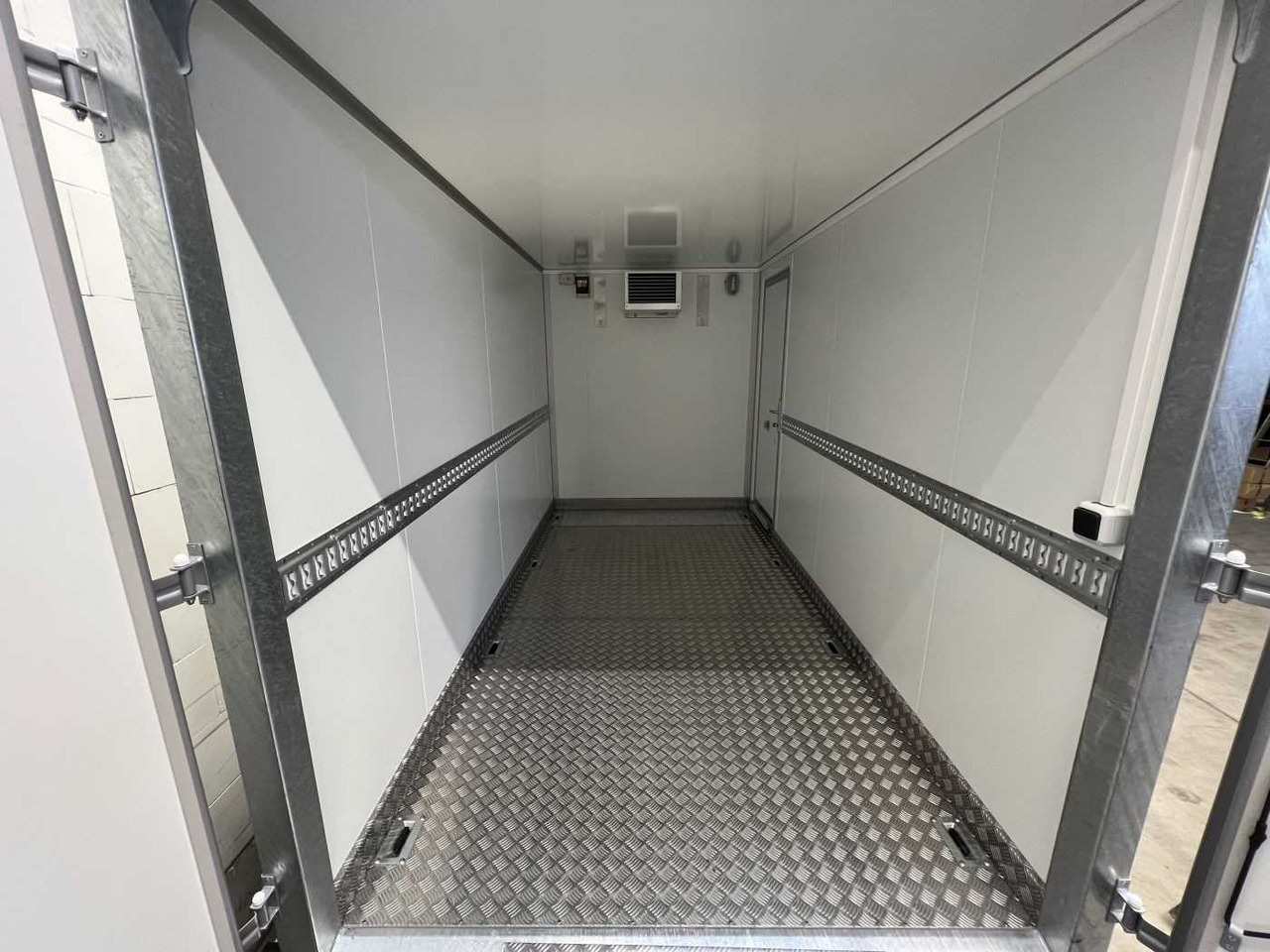 VEZEKO TK C 30.35 KH Rampe ausziehbar Kühlanhänger - Refrigerator trailer: picture 5 VEZEKO TK C 30.35 KH Rampe ausziehbar Kühlanhänger - Refrigerator trailer: picture 5