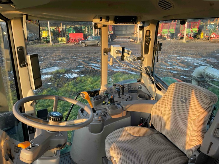 John Deere 6175M - Farm tractor: picture 3 John Deere 6175M - Farm tractor: picture 3