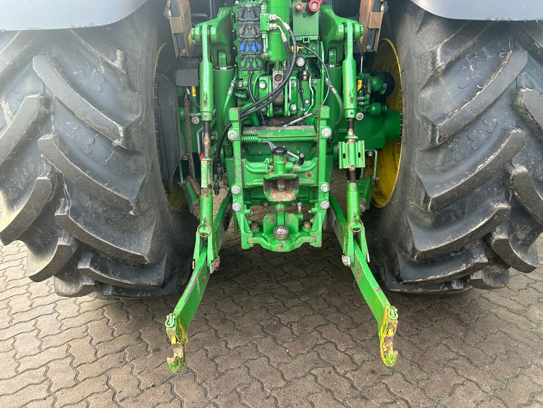 John Deere 6215R - Farm tractor: picture 5 John Deere 6215R - Farm tractor: picture 5