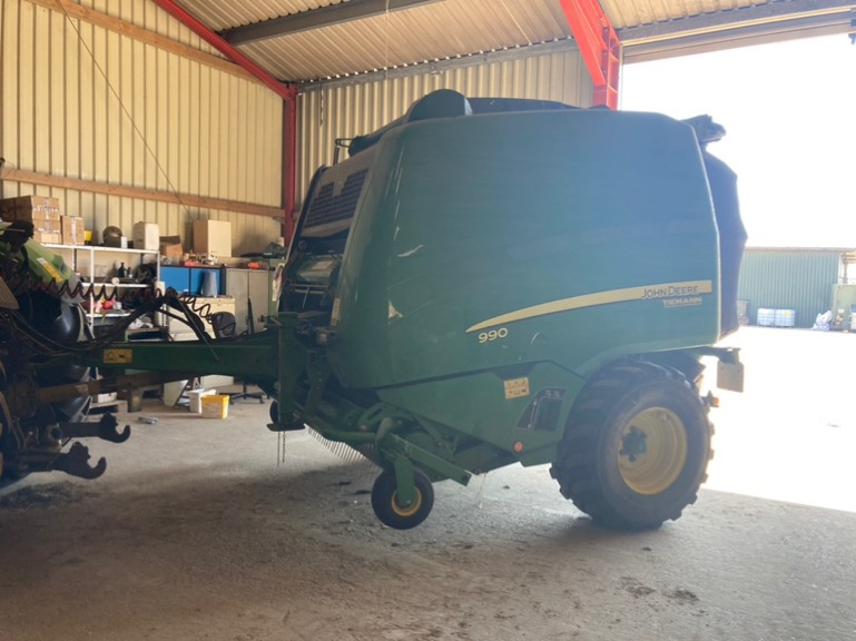 John Deere 990 - Bale wrapper: picture 1 John Deere 990 - Bale wrapper: picture 1