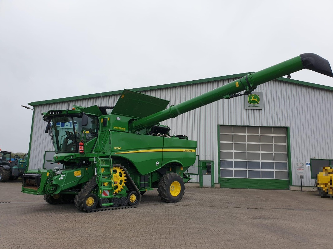 John Deere S770 - Combine harvester: picture 1 John Deere S770 - Combine harvester: picture 1