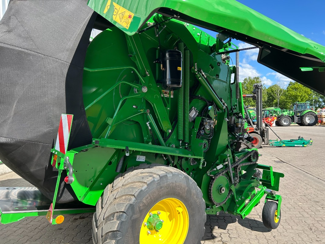 John Deere V461R - Bale wrapper: picture 2 John Deere V461R - Bale wrapper: picture 2
