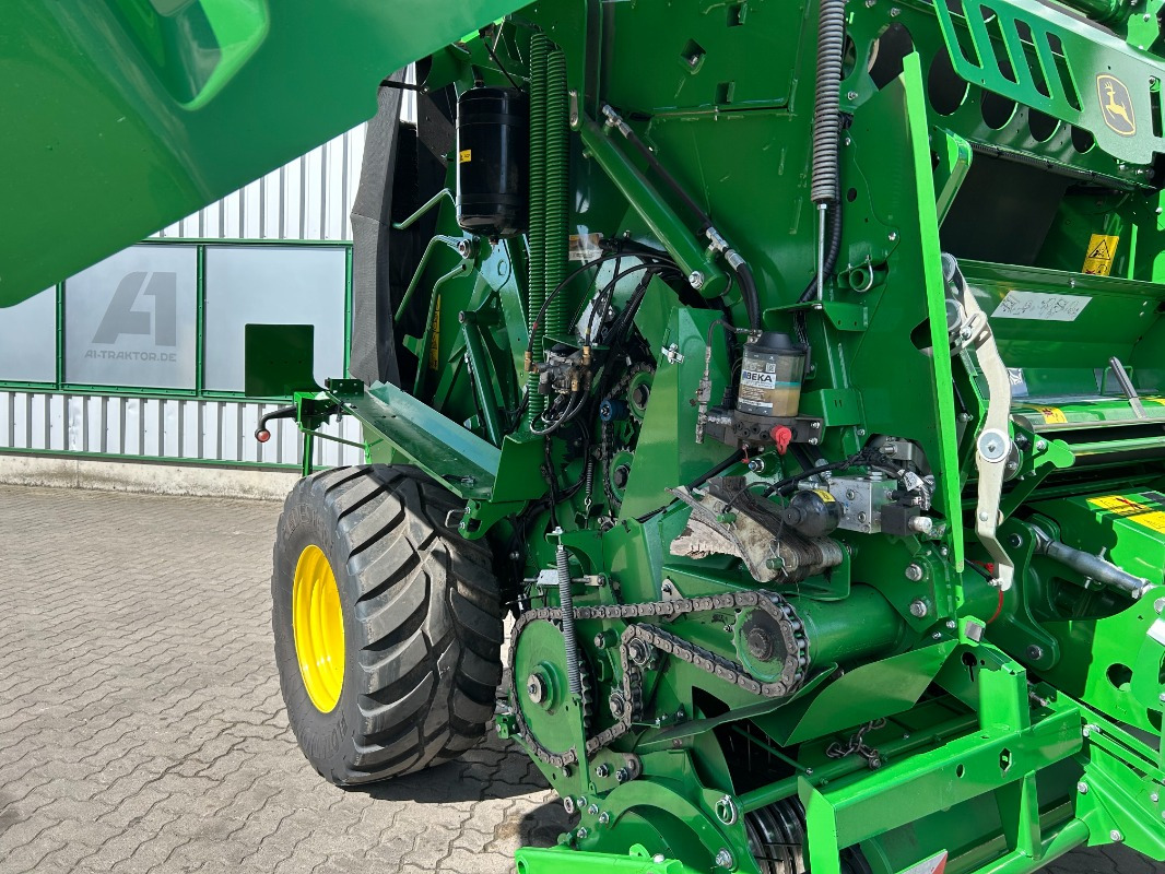 John Deere V461R - Bale wrapper: picture 4 John Deere V461R - Bale wrapper: picture 4
