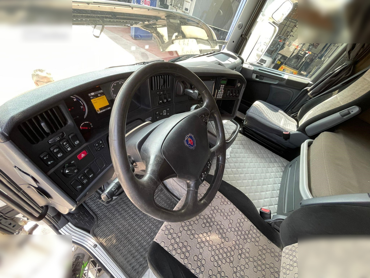 SCANIA R560 - Tractor unit: picture 5 SCANIA R560 - Tractor unit: picture 5