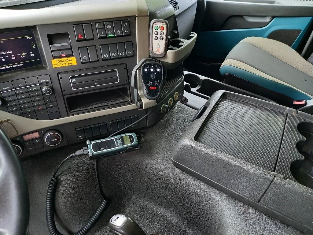 Refrigerator truck Volvo FM 330, 6x2, CARRIER SUPRA 950 U: picture 44 Refrigerator truck Volvo FM 330, 6x2, CARRIER SUPRA 950 U: picture 44