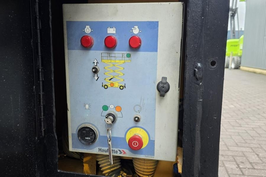 Haulotte H12SX Diesel, 4x4 Drive, 12m Working Height, 700kg - Scissor lift: picture 4 Haulotte H12SX Diesel, 4x4 Drive, 12m Working Height, 700kg - Scissor lift: picture 4