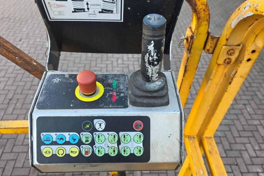 Haulotte H12SX Diesel, 4x4 Drive, 12m Working Height, 700kg - Scissor lift: picture 4 Haulotte H12SX Diesel, 4x4 Drive, 12m Working Height, 700kg - Scissor lift: picture 4