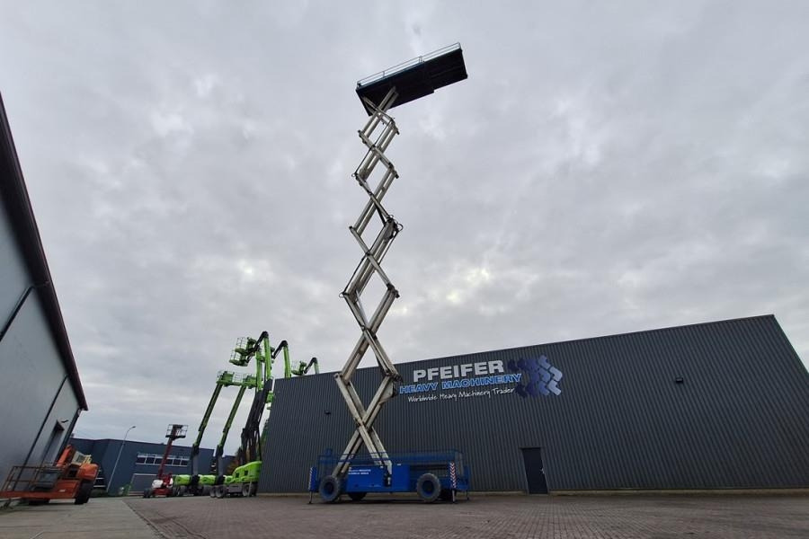 Holland Lift Megastar G320DL30 4WDS/N Diesel, 4x4x4 Drive, 34m - Scissor lift: picture 3 Holland Lift Megastar G320DL30 4WDS/N Diesel, 4x4x4 Drive, 34m - Scissor lift: picture 3