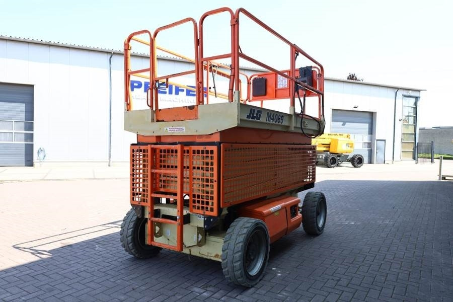 JLG M4069 Hybrid, 14.2m Working Height, 360kg Capacity  - Scissor lift: picture 2 JLG M4069 Hybrid, 14.2m Working Height, 360kg Capacity  - Scissor lift: picture 2