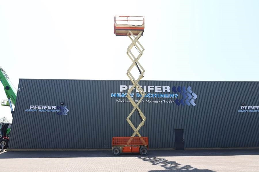 JLG M4069 Hybrid, 14.2m Working Height, 360kg Capacity  - Scissor lift: picture 3 JLG M4069 Hybrid, 14.2m Working Height, 360kg Capacity  - Scissor lift: picture 3