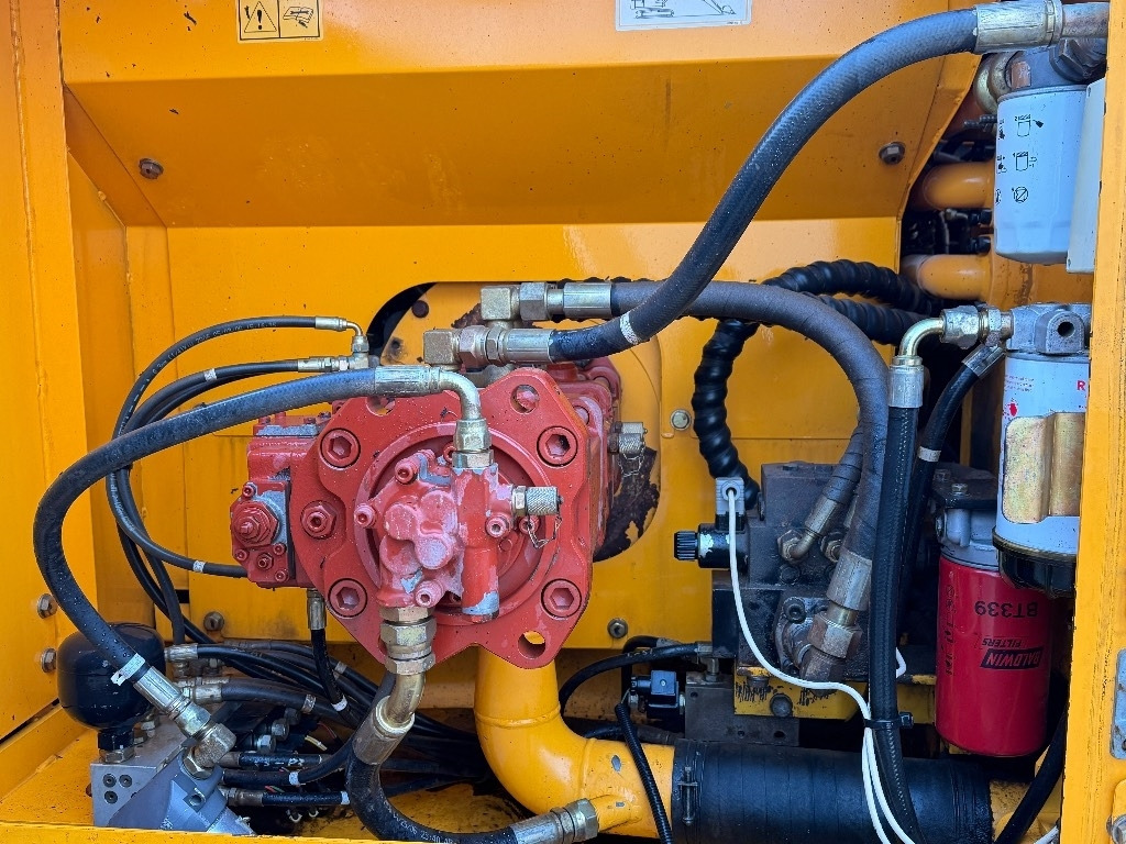 Crawler excavator Hyundai Robex 210 LC-7: picture 8