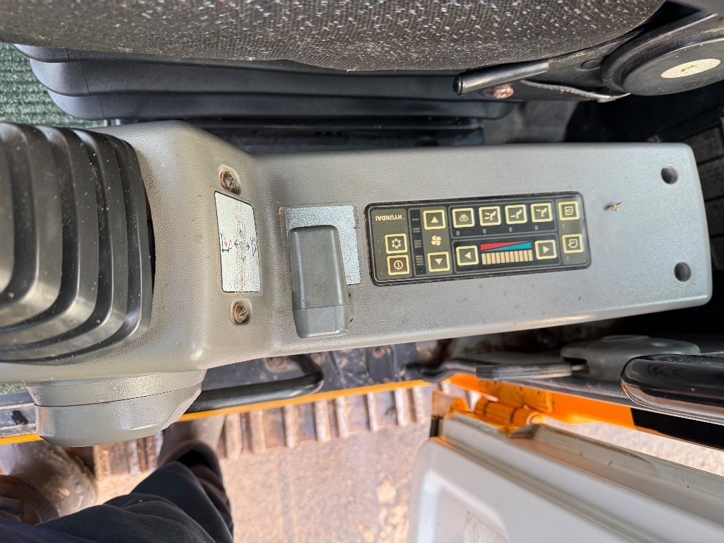 Crawler excavator Hyundai Robex 210 LC-7: picture 11