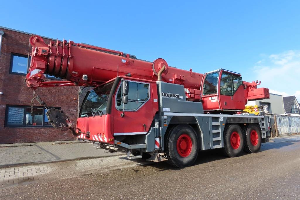 Liebherr LTM 1055-3.2 - All terrain crane: picture 1 Liebherr LTM 1055-3.2 - All terrain crane: picture 1