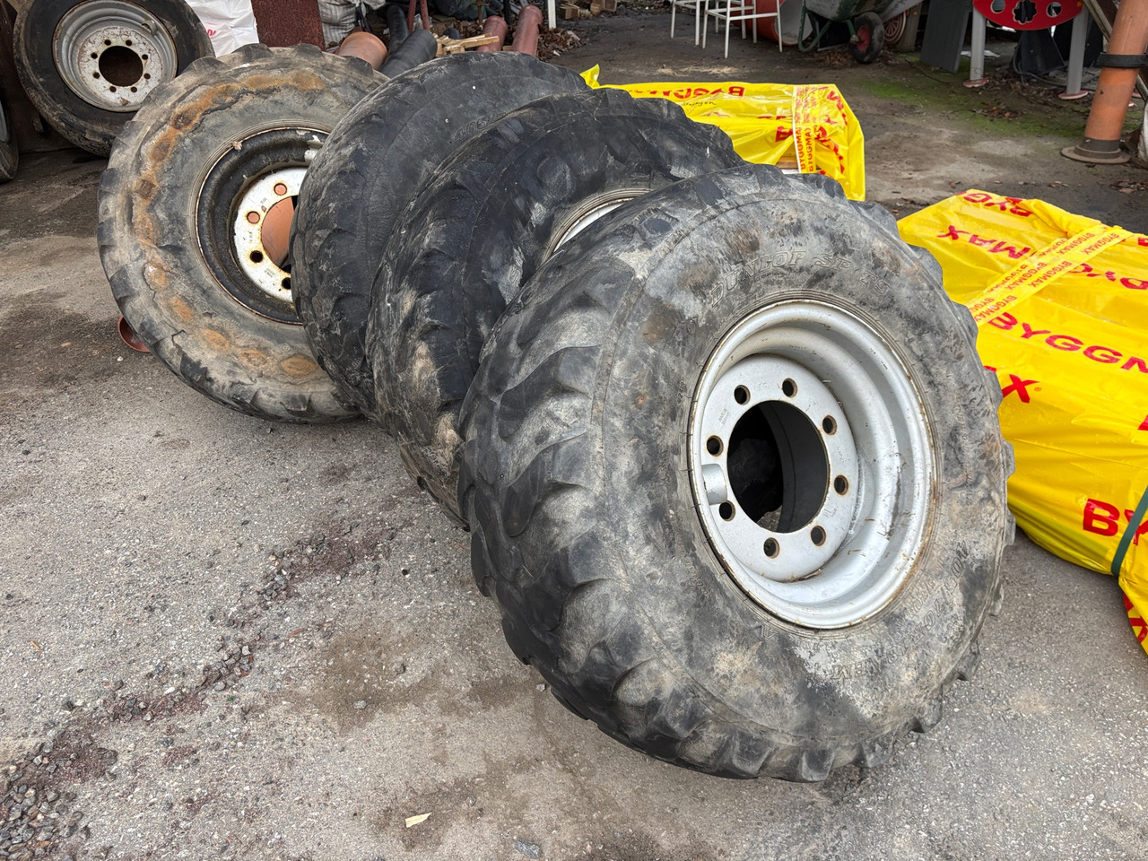 Dunlop SP T9 - Tire for Construction machinery: picture 1 Dunlop SP T9 - Tire for Construction machinery: picture 1