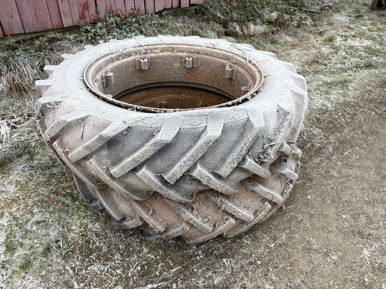 Goodyear 12.4/11-32 - Tire for Agricultural machinery: picture 1 Goodyear 12.4/11-32 - Tire for Agricultural machinery: picture 1