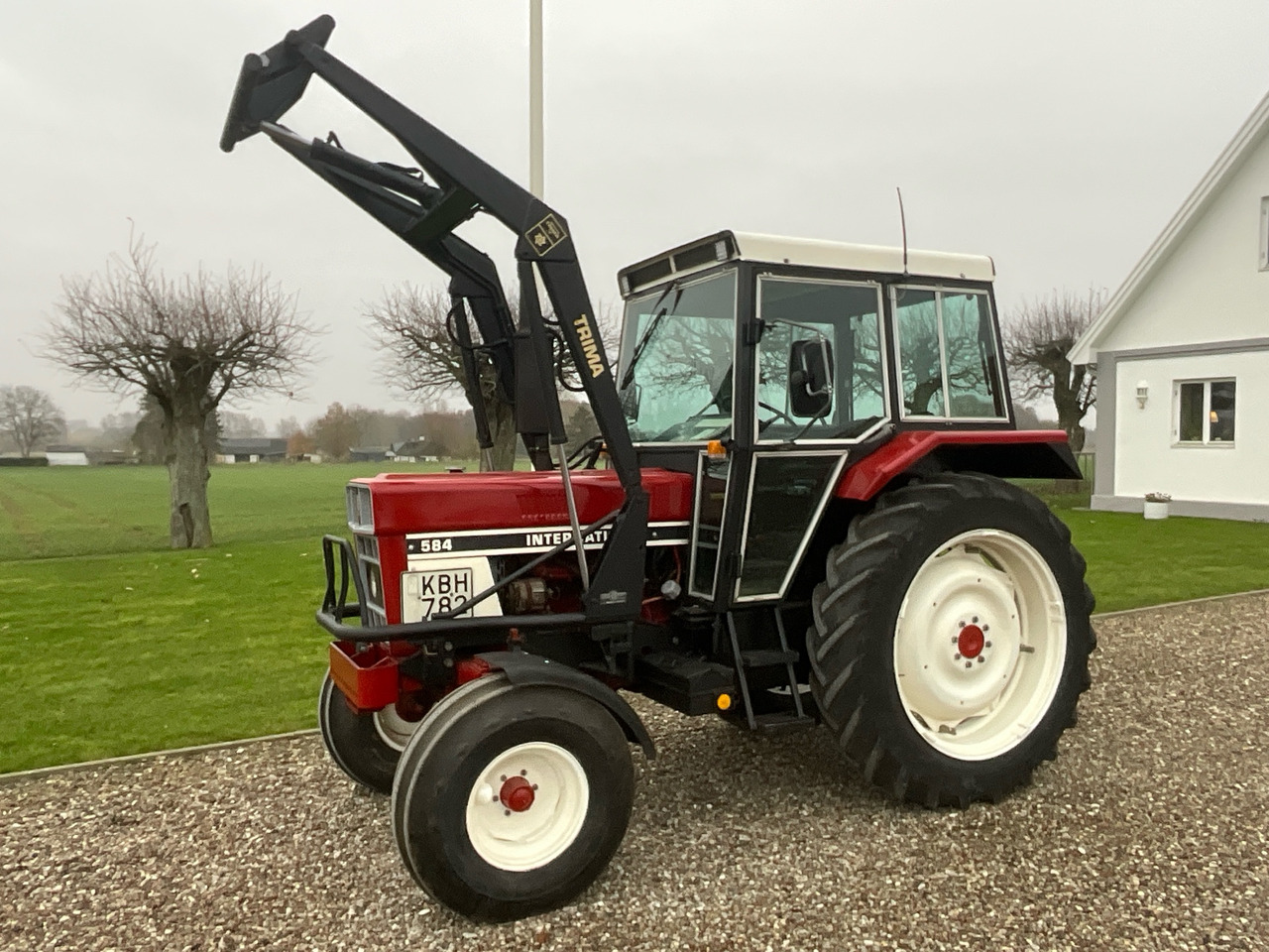 International 584 - Farm tractor: picture 1 International 584 - Farm tractor: picture 1