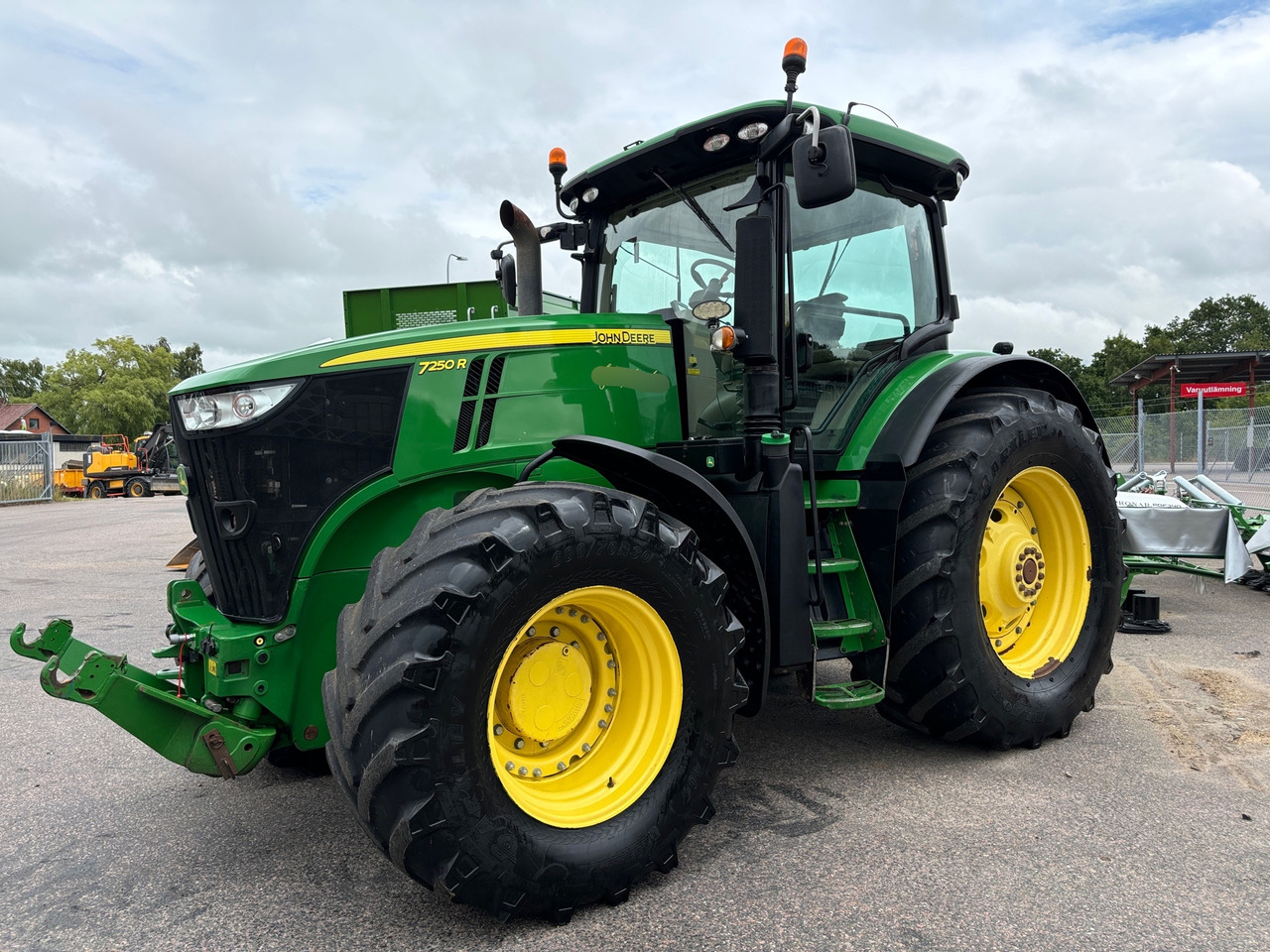 John Deere 7250R - Farm tractor: picture 1 John Deere 7250R - Farm tractor: picture 1