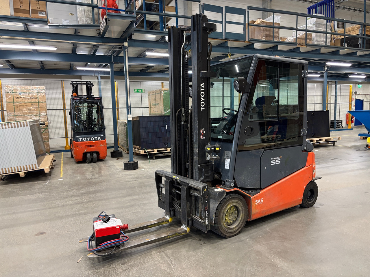 Toyota 8FBMT35 - Material handling equipment: picture 1 Toyota 8FBMT35 - Material handling equipment: picture 1