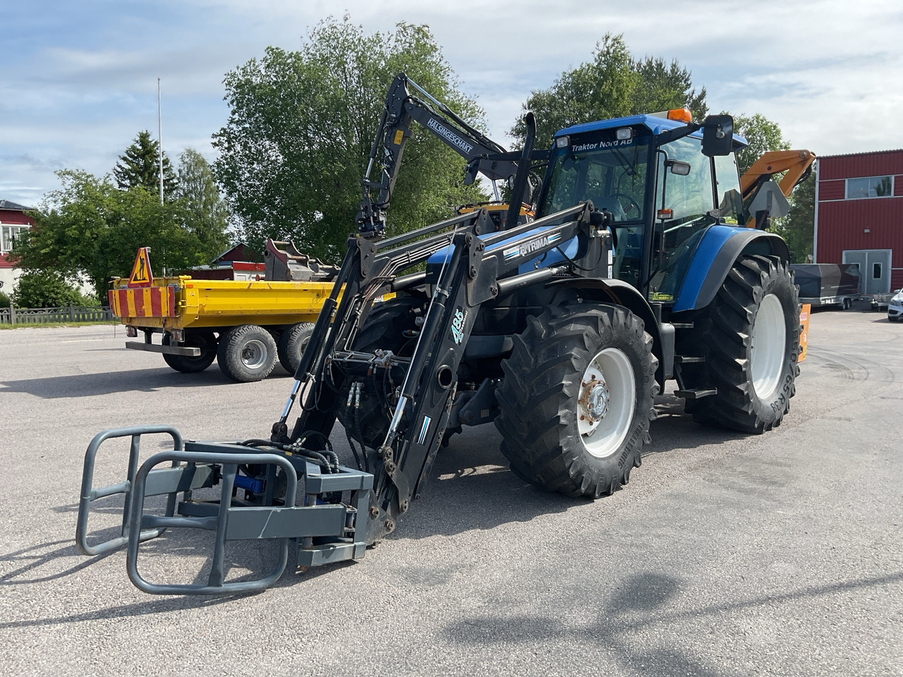 New Holland TM135 4WD - Farm tractor: picture 1 New Holland TM135 4WD - Farm tractor: picture 1