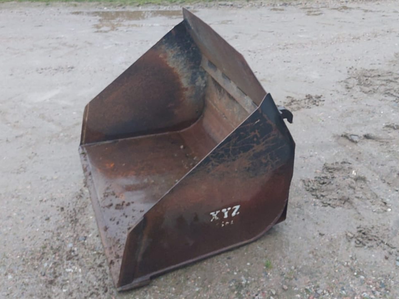 Xyz 5561 - Bucket for Agricultural machinery: picture 1 Xyz 5561 - Bucket for Agricultural machinery: picture 1