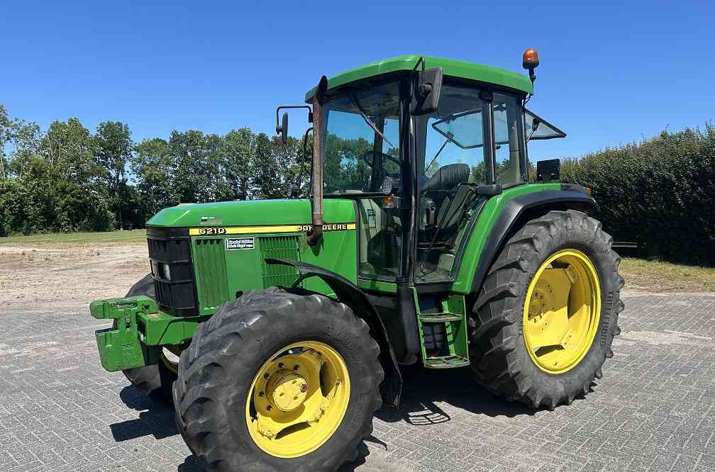 Farm tractor John Deere 6210: picture 1