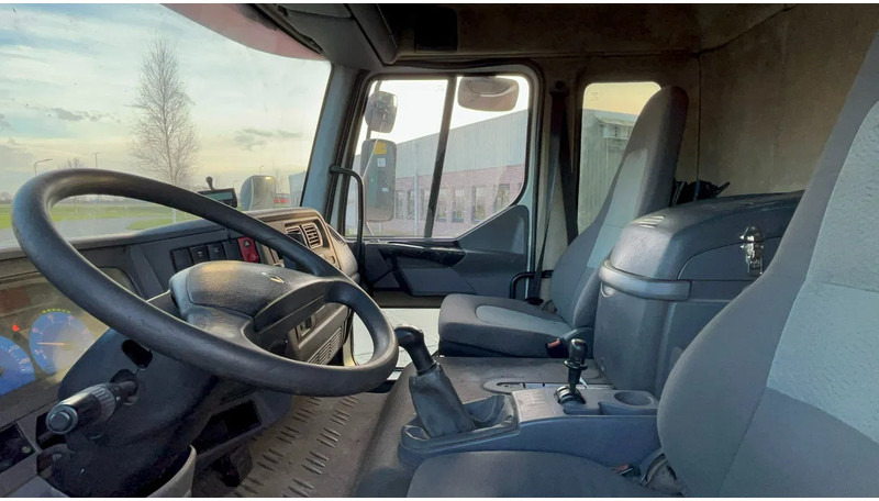 Interior photo 1: Tractor unit Renault Midlum Renault Midlum