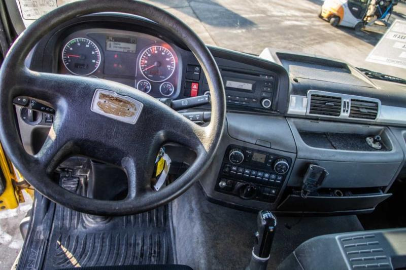 Interior photo 1: Tractor unit MAN TGS 18.360 BLS-4X4H Interior photo 1: Tractor unit MAN TGS 18.360 BLS-4X4H