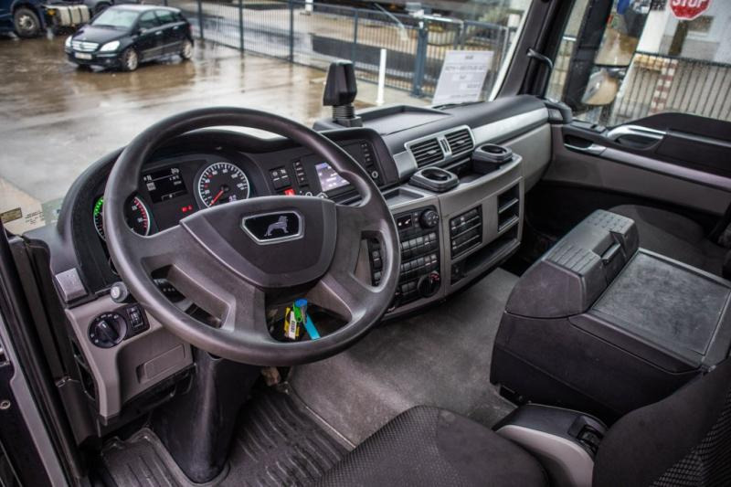 Interior photo 2: Tractor unit MAN TGS 26.470 6X6H +HYDR