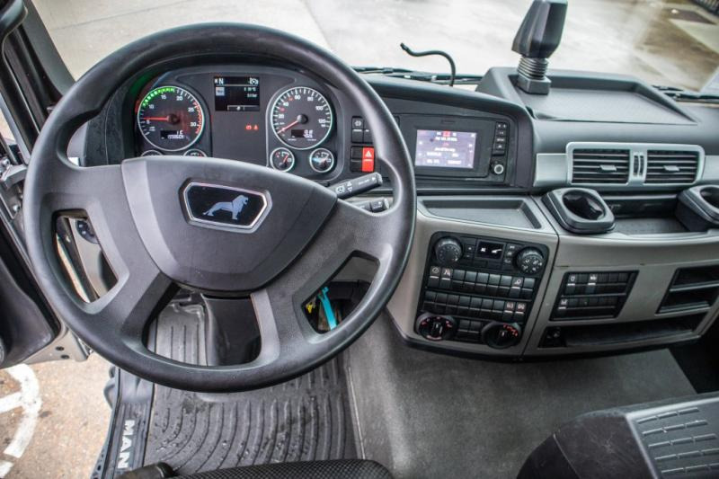 Interior photo 1: Tractor unit MAN TGS 26.470 6X6H +HYDR