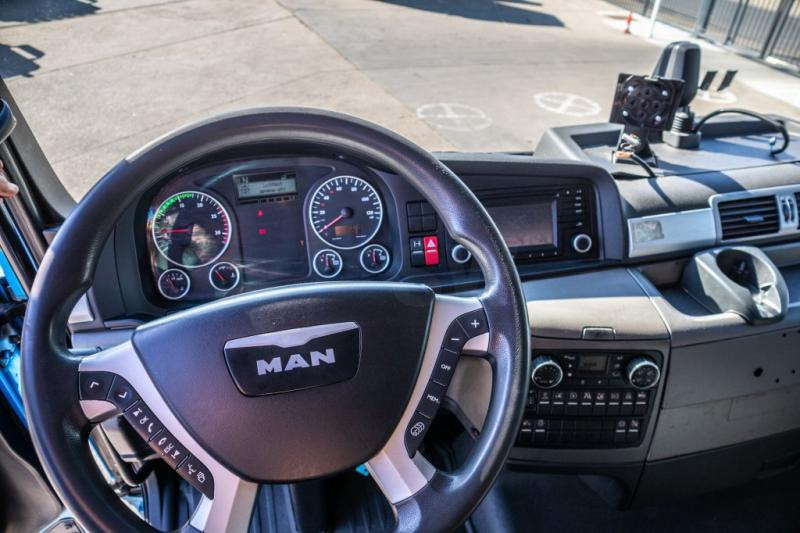 Interior photo 3: Tractor unit MAN TGX 18.400 XL BLS