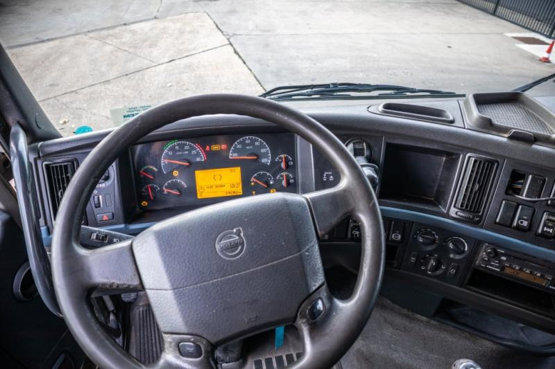 Interior photo 1: Tractor unit Volvo FH 400-E5+HYDR.